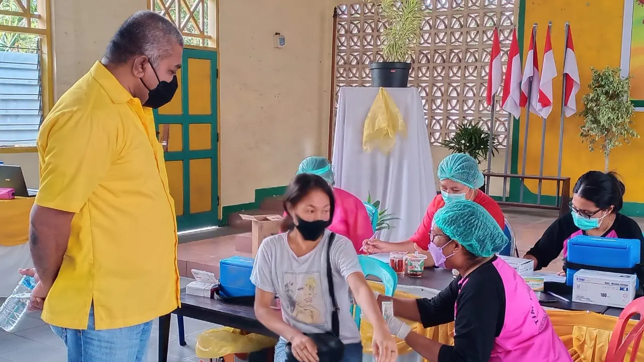 Ketua DPD Partai Golkar Sikka, Gorgonius Nago Bapa, sedang memantau vaksinasi Covid -19 tahap pertama di aulah DPD partai Golkar Sikka. (Liputan6.com/Dionisius Wilibardus)
