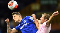 Gelandang Leicester City, Marc Albrighton, berebut bola dengan bek Everton, Lucas Digne, pada laga Premier League pekan ke-32 di Goodison Park, Kamis (2/7/2020) dini hari WIB. Leicester City kalah 1-2 atas Everton. (AFP/Peter Powell/pool)