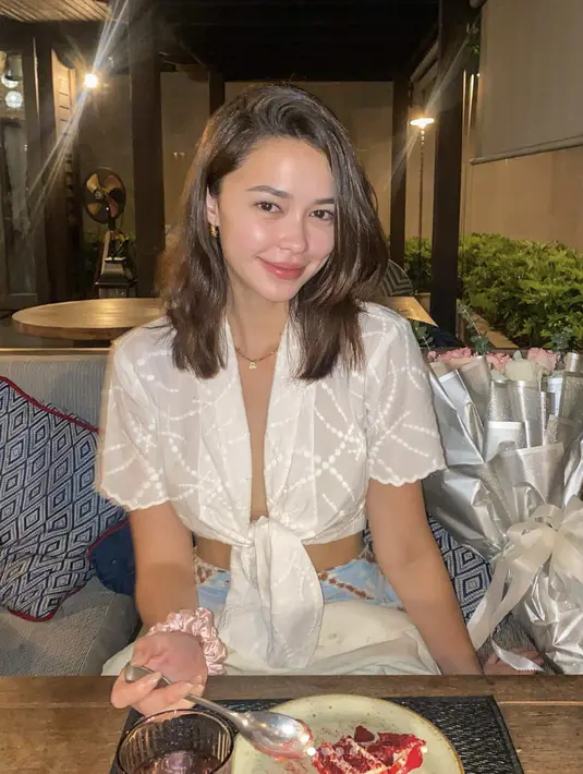 Disebut-sebut mirip dengan Yuki Kato, ia juga tampak begitu cantik dan kasual dalam balutan kemeja crop dengan aksen ikat yang begitu playful. [Foto: Instagram/ Patricia Good]