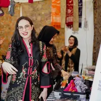 Arumi Bachsin makin giat mempromosikan batik khas Jawa Timur hingga ke Korea Selatan [@arumibachsin_94]