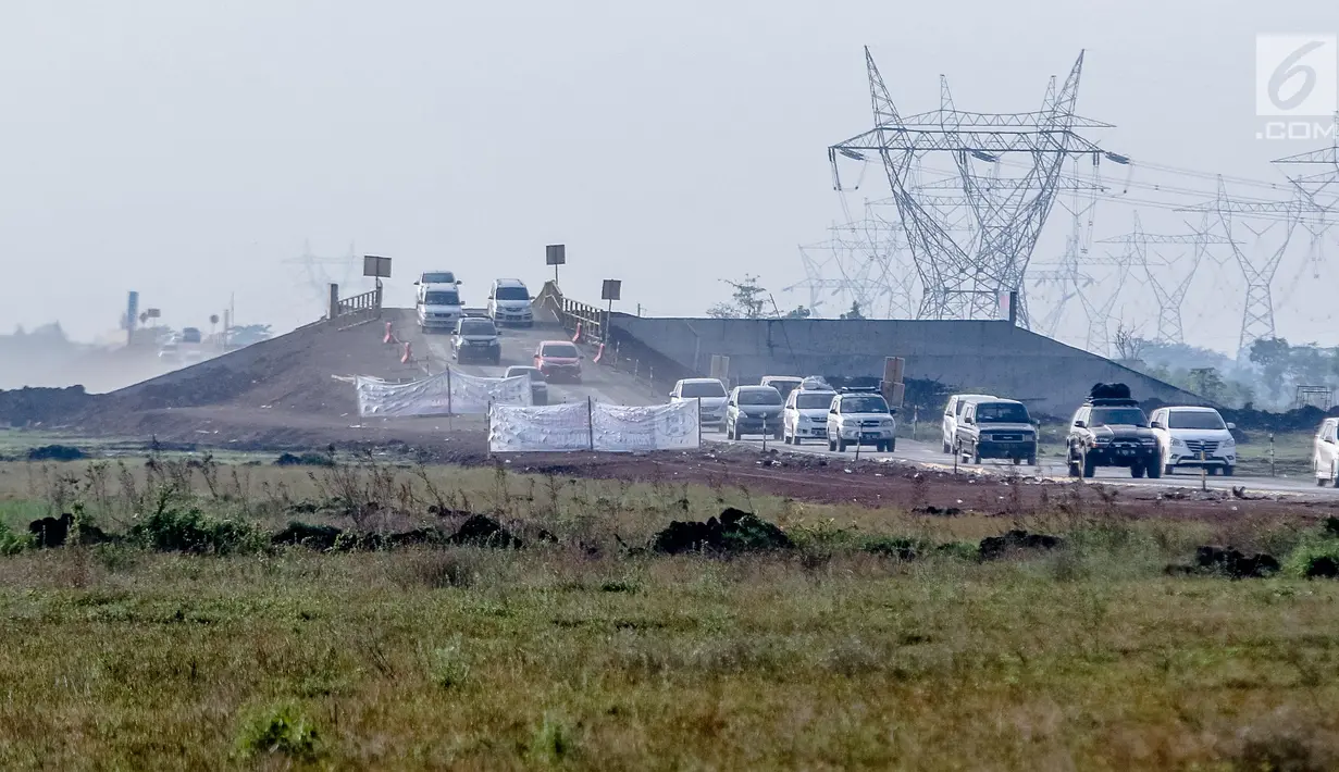 Kendaraan melintas di tol fungsional (tol darurat) Brebes Timur-Pemalang di Tegal, Jawa Tengah, Jumat (30/6). Selama arus balik dari arah Jawa Tengah menuju Jakarta, jalan tol darurat ini akan dibuka 24 jam. (Liputan6.com/Faizal Fanani)