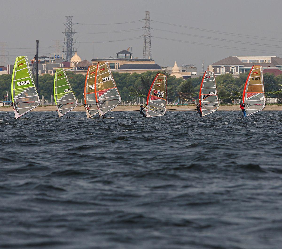 Sejumlah&nbsp;atlet layar beradu kecepatan saat mengikuti pertandingan Jakarta International Sailing Championship 2024 di area Symphony of The Sea, Ancol, Jumat (26/7/2024).&nbsp;Perhelatan Jakarta International Sailing Championship 2024 berlangsung hingg