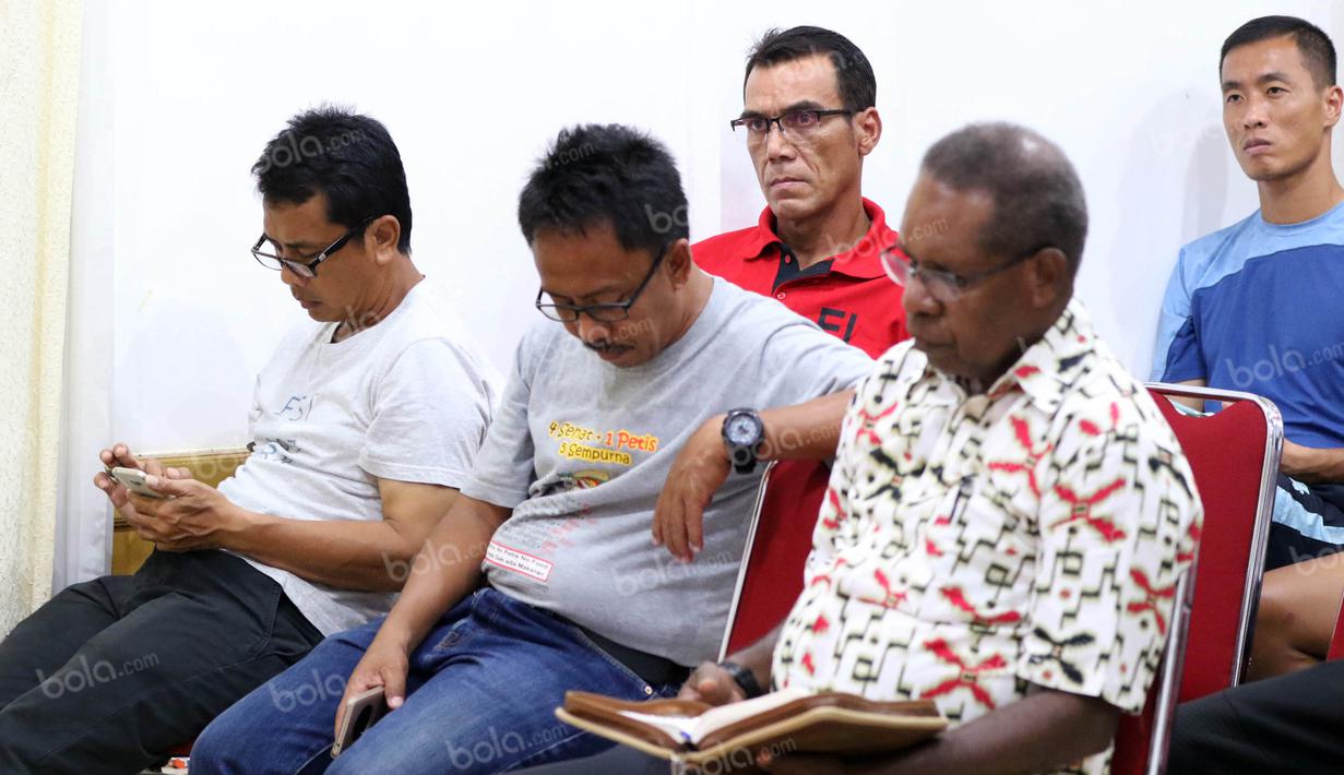 Pelatih Jafri Sastra dan asistennya turut dalam ibadah tim Persipura Jayapura jelang laga Torabika Soccer Championship 2016  melawan Persija Jakarta di Hotel Yasmin, Jayapura, Kamis (28/4/2016). (Bola.com/Nicklas Hanoatubun)