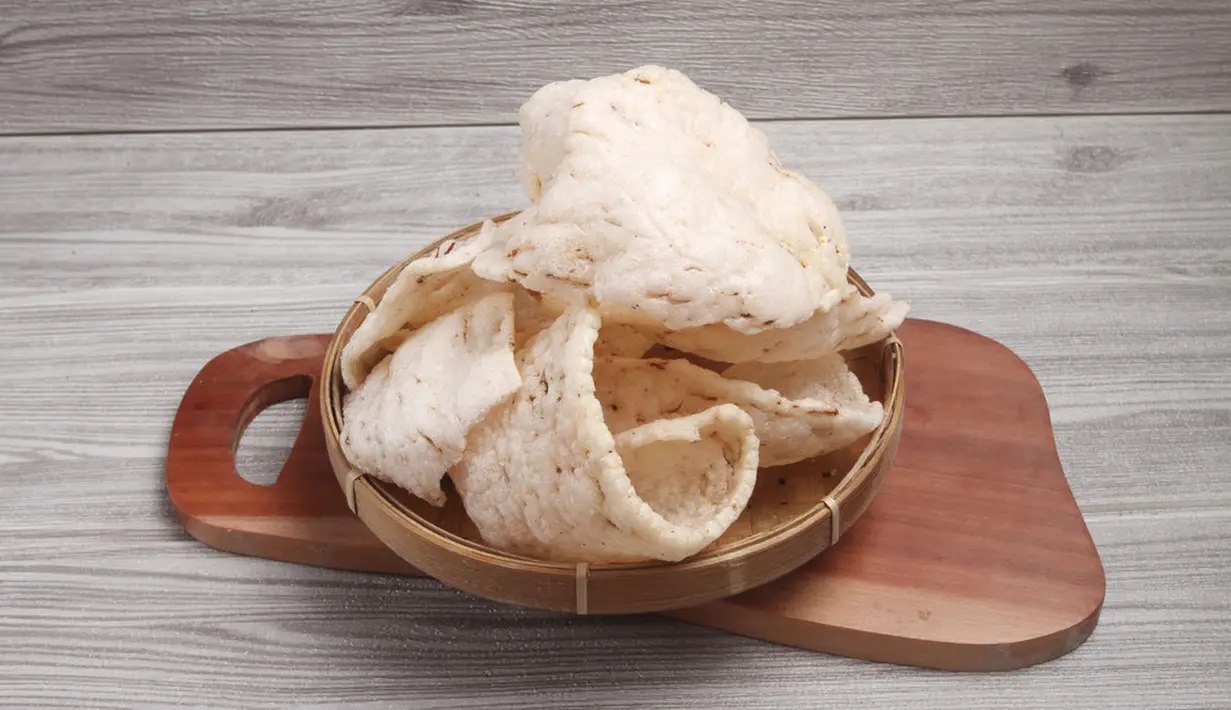 Kerupuk sayur sangat enak dan gurih. Rasanya yang unik pasti membuatmu suka. (shutterstock/Maharani afifah)