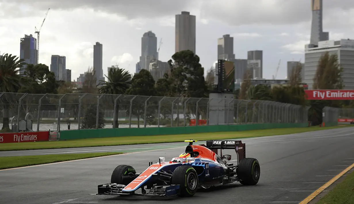 Pebalap Manor Racing asal Indonesia, Rio Haryanto, memacu mobilnya pada sesi latihan kedua di Sirkuit Albert Park, Australia, Jumat (18/3/2016). Pada sesi ini Rio mencatatkan waktu 1 menit 44, 304 detik. (Reuters/Jason Reed)