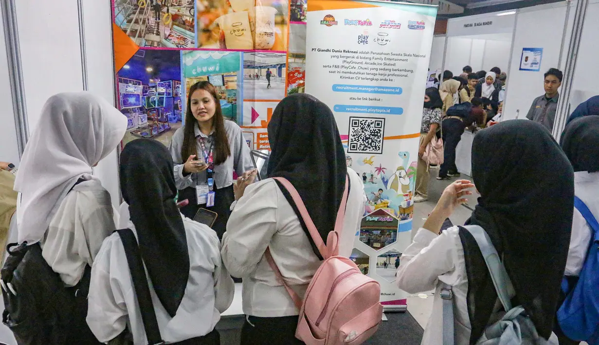 Pencari kerja (Pencaker) memadati Job Fair Depok 2026 yang diselenggarakan Pemerintah Kota (Pemkot) Depok di Depok Town Square (Detos), Rabu, 6 Agustus 2026. (KLY/ Arie Basuki)