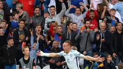 Jamie Vardy merayakan golnya ke gawang Wales yang membuat kedudukan menjadi imbang 1-1 pada laga Euro 2016 grup B di Stadion Bollaert-Delelis, Lens, Kamis (16/6/2016). (AFP/Denis Charlet)