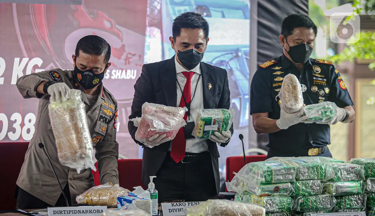 Karo Penmas Mabes Polri Brigjen Pol Rusdi Hartono (kiri) dan Dirtipid Narkoba Bareskrim Polri Brigjen Krisno Halomoan Siregar (tengah) menunjukkan barang bukti terkait penyelundupan narkoba jaringan Malaysia di Gedung Bareskrim Mabes Polri, Jakarta, Selasa (30/3/2021). (Liputan6.com/Faizal Fanani)