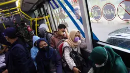 Personil TNI berjaga di Halte TransJakarta Bundaran HI, Jakarta, Rabu (1/3/2023). Setiap hari petugas TNI akan dikerahkan secara bergantian di armada-armada TransJakarta yang biasa ramai penumpang. (Liputan6.com/Herman Zakharia)