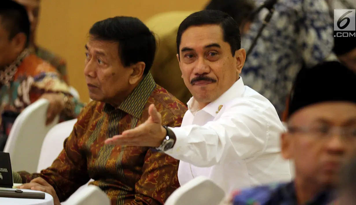 Kepala BNPT Komjen Pol Suhardi Alius dan Menkopolhukam Wiranto saat silaturahmi mantan napi dengan korban teroris di Jakarta, Rabu (28/2). Lebih dari 125 bekas napi teroris dipertemukan dengan sekitar 50 orang korban terorisme. (Liputan6.com/JohanTallo)