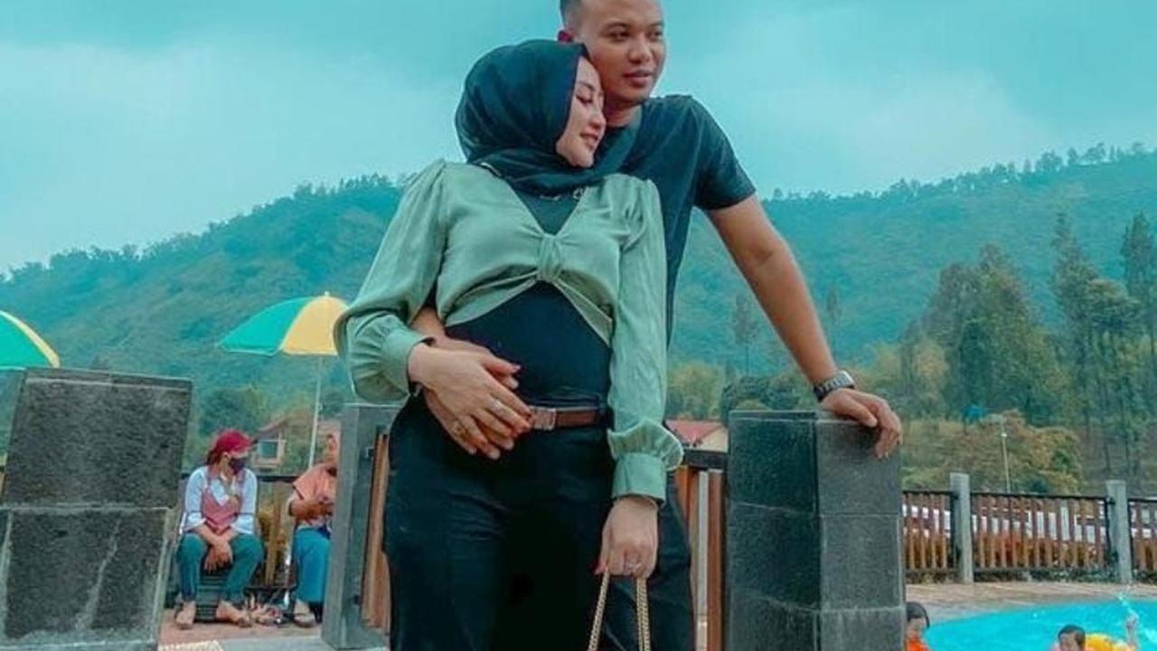 Diketahui bahwa Luluk Nuril dan suaminya memiliki hobi liburan. Tak heran, mereka terlihat berfoto dengan latar tempat berbeda-beda. <br>