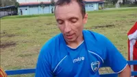 "Kita tidak punya pelatih kiper sekarang. Tidak ada solusi jadi saya harus ambil (tugas menjadi pelatih kiper)," kata Dennis.