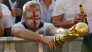 Suporter timnas Inggris terlihat kecewa saat menonton siaran langsung babak semifinal Piala Dunia 2018 melawan Kroasia di Hyde Park, London, Rabu (11/7). Langkah Inggris di Piala Dunia 2018 terhenti oleh Kroasia. (AP/Matt Dunham)