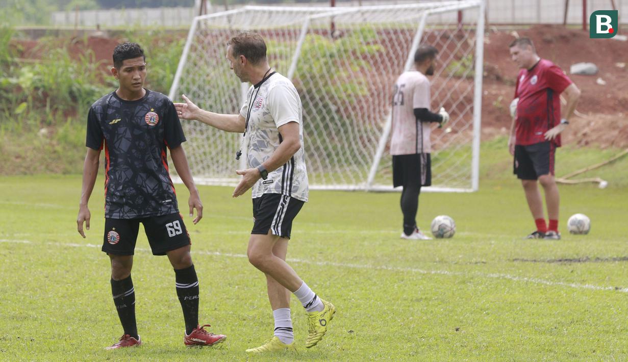 Meskipun kelanjutan nasib Liga 1 belum pasti, namun pelatih Thomas Doll tetap ingin fokus mempersiapkan tim. (Bola.com/M Iqbal Ichsan)