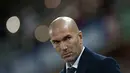 Pelatih Real Madrid, Zinedine Zidane, tampak cemas menyaksikan anak asuhnya melawan Granada pada laga La Liga di Stadion Nuevo Los Carmenes, Spanyol, Minggu (7/2/2016). Granada takluk 1-2 dari Real Madrid. (AFP/Jorge Guerrero)