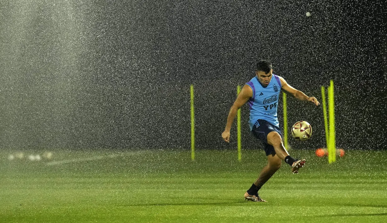 Bek Argentina Marcos Acuna memainkan bola saat sesi latihan timnas di Doha, Qatar, Kamis (15/12/2022). Jelang partai Final Piala Dunia 2022 yang mempertemukan Argnetina vs Prancis, Lionel Messi dilaporkan absen latihan karena alami cedera. (AP Photo/Francisco Seco)