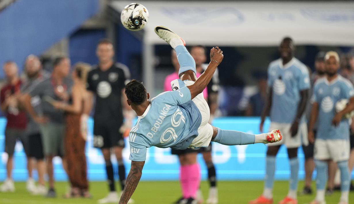Striker MLS All-Stars, Dénis Bouanga beraksi saat mengikuti kontes cross and volley challenge dalam MLS All-Stars Skills Challenge menghadapi Arsenal di Washington, Amerika Serikat, Selasa (18/7/2023) waktu setempat. (AP Photo/Alex Brandon)
