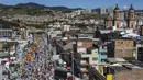 Pemandangan udara selama Karnaval Hitam dan Putih di Pasto, Kolombia (6/1/2022). Karnaval Hitam dan Putih merupakan perayaan terbesar di di wilayah barat daya negara itu. (AFP/Joaqin Sarmiento)