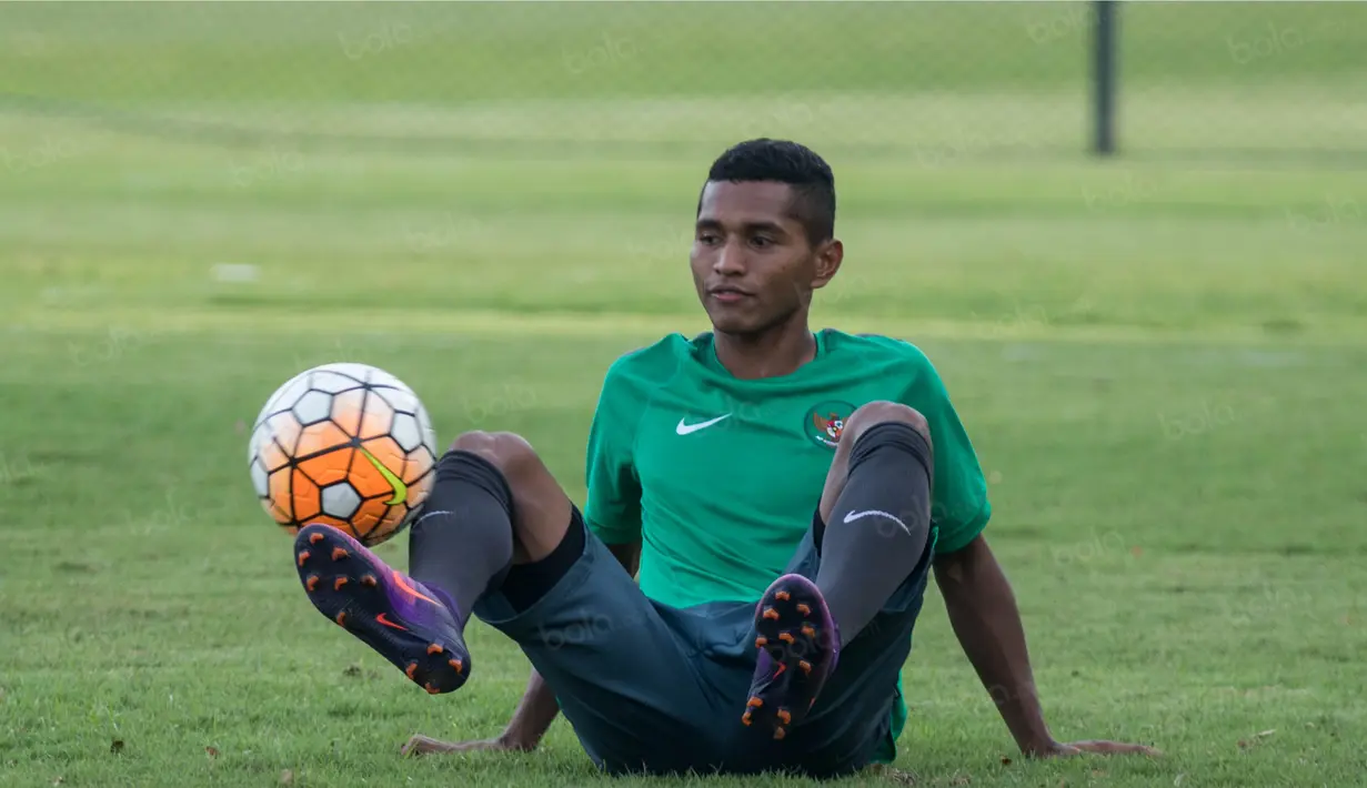 Bek sayap Timnas Indonesia, Abduh Lestaluhu, melakukan juggling saat latihan perdana jelang laga final Piala AFF 2016. (Bola.com/Vitalis Yogi Trisna)
