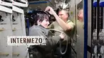Bagi astronot perempuan Samantha Cristoforetti memotong rambut juga menjadi hal yang penting Hanya saja uniknya ia melakukannya di luar angkasa.Dengan adanya gaya gravitasi  perempuan asal Italia ini harus memegang besi pintu untuk menjaga posisinya ...
