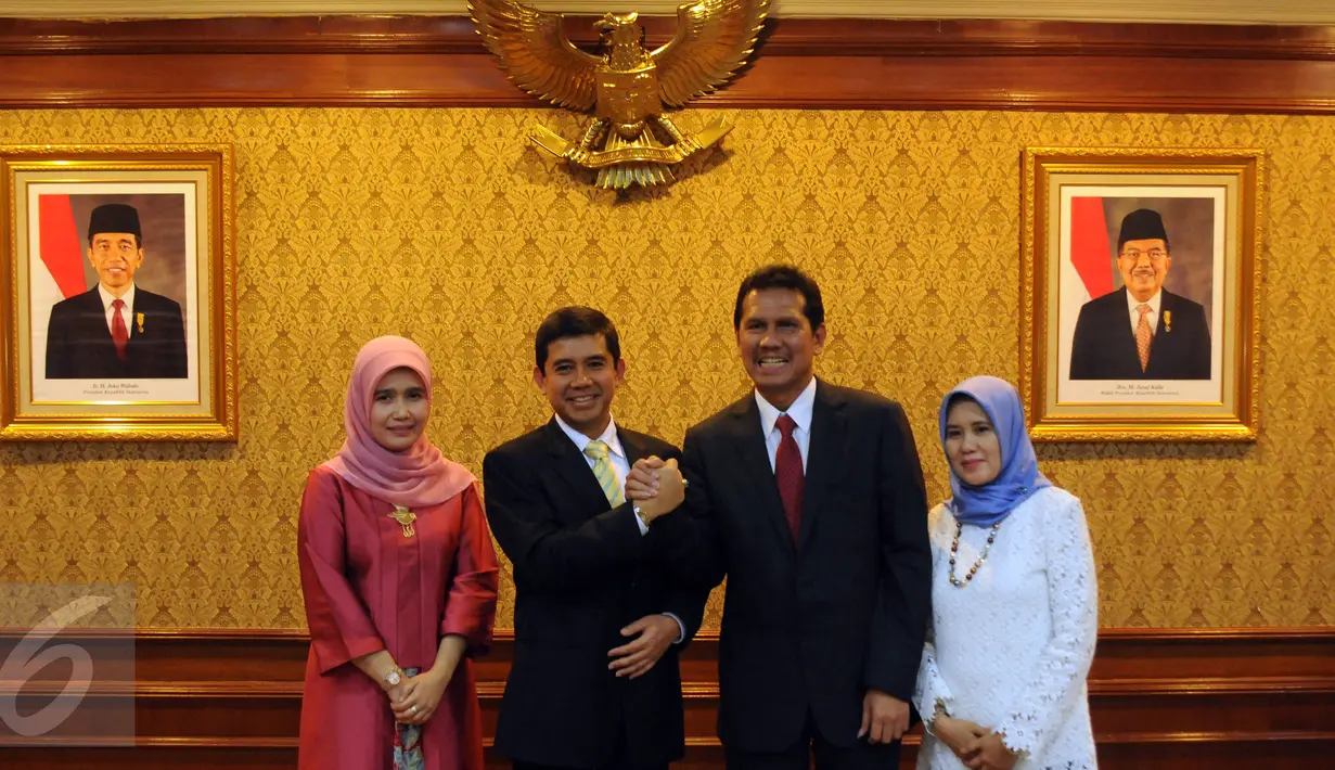 Pejabat baru Menpan-RB, Asman Abnur (kedua kanan) bersalaman dengan pejabat lama Yuddy Chrisnandi saat serah terima jabatan di Kemenpan RB, Jakarta, Rabu (27/7). Asman Abnur resmi menjabat Menpan-RB menggantikan Yuddy. (Liputan6.com/Helmi Fithriansyah)