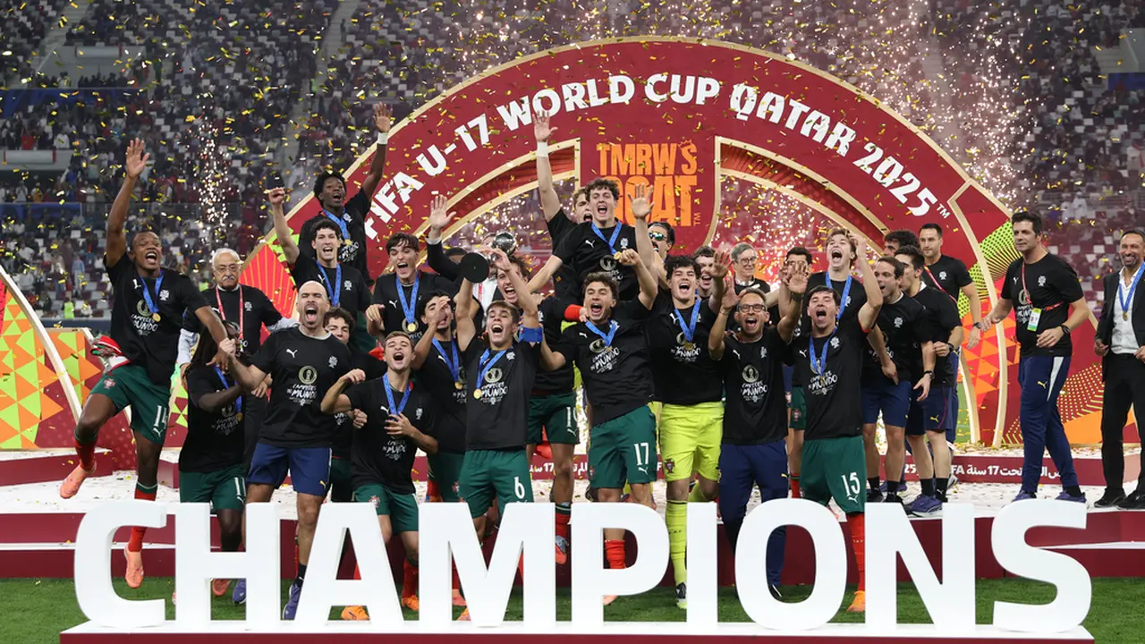 Para pemain Portugal merayakan kemenangan mereka atas Austria pada final Piala Dunia U-17