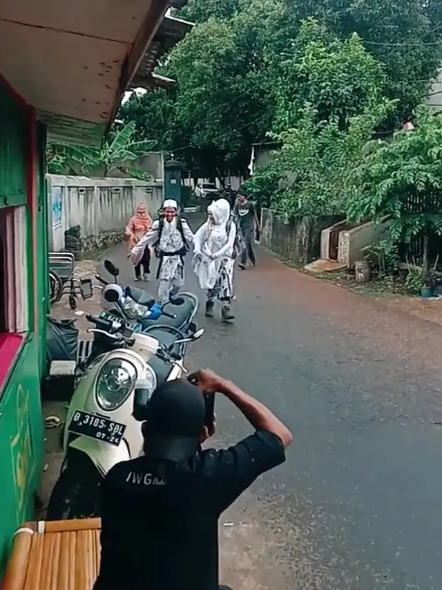 Pengantin lari di tengah hujan