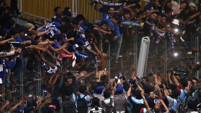 Suporter dan Pemain Persib Bandung merayakan gelar juara Final Piala Presiden 2015 di Stadion Gelora Bung Karno, Senayan, Jakarta, Minggu(18/10/2015). (Bola.com/Nicklas Hanoatubun).