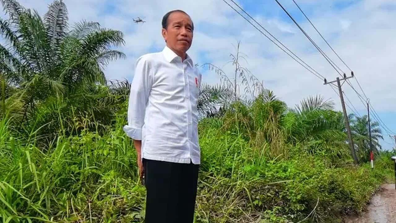 Jokowi, rupanya tidak menggunakan helikopter tersebut dalam kunjungan. Jokowi memilih jalur darat.