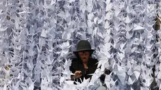 Warga berada di tengah-tengah burung origami di halaman depan Balai Kota, Jakarta, Sabtu (27/5). Seribu Origami Burung Perdamaian imi merupakan aksi atau gerakan spontanitas atas dasar kecintaan kepada NKRI. (Liputan6.com/Angga Yuniar)