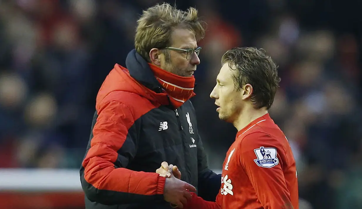 Pelatih Liverpool, Jurgen Klopp, menyalami Lucas Leiva, usai kalah dari MU pada laga Liga Premier Inggris di Stadion Anfield. Kekalahan ini sepertinya akan membuat pelalih asal Jerman itu berbenah pada bursa transfer. (Reuters/Phil Noble)