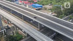 Kendaraan melintas di Tol Layang Jakarta-Cikampek, Bekasi, Jawa Barat, Minggu (7/6/2020). Jalan Tol Layang Jakarta Cikampek II (Eleveted) mulai hari ini kembali beroperasi setelah sebelumnya ditutup total akibat kebijakan larangan mudik Lebaran sejak Minggu (7/5/2020). (Liputan6.com/Herman Zakharia)