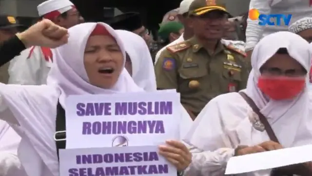 Di kantor Gubernur Kalimantan Timur ratusan orang menggelar unjuk rasa terkait Rohingya.