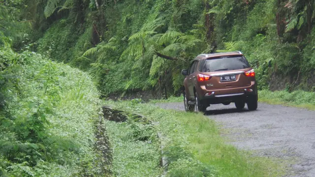 Menjajal Ketangguhan Isuzu MU-X, "The Real SUV Seven Seater"