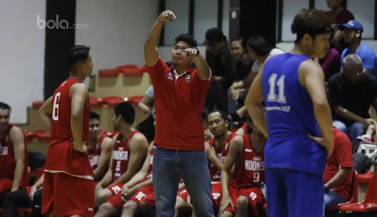 Pelatih timnas bola basket Indonesia, Wahyu Widayat Jati, memberikan arahan kepada anak asuhnya saat laga uji coba melawan Satria Muda di BSD, Tangerang, Jumat (21/7/2017). Timnas Basket menang 87-52 atas Satria Muda. (Bola.com/M Iqbal Ichsan)