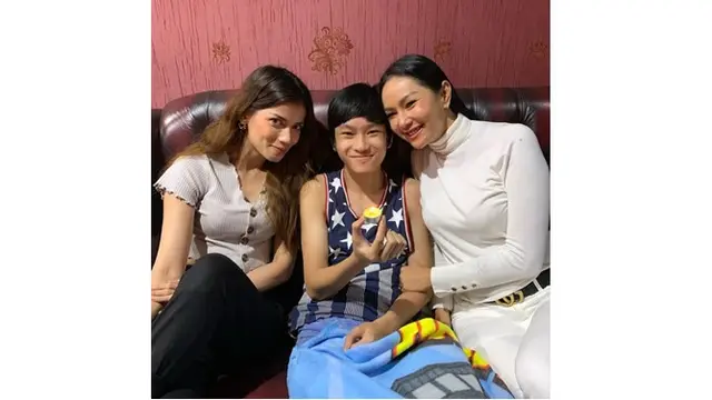 Sabrina tak terlihat canggung saat bertemu dengan ibunda Azka.