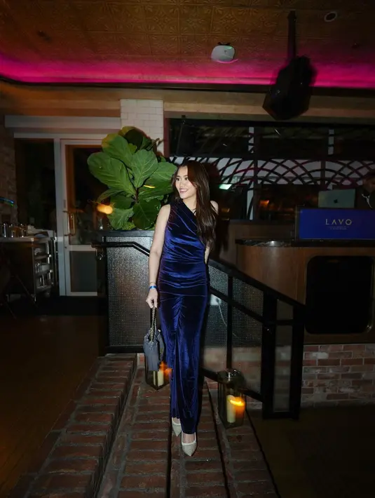 Hadiri event di Singapura, Aaliyah tampil berkelas dengan jumpsuit berbahan velvet model one shoulder. Aaliyah pun membawa tas hitam dari Chanel dengan tali rantai. Ia mengenakan aksesori gelang dan cincinnya.  [@aaliyah.massaid]