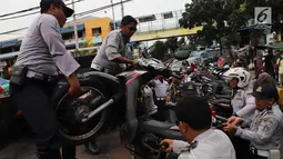 Petugas Dishub DKI mengangkut sepeda motor saat operasi penertiban di Pasar Tanah Abang, Jakarta, Senin (21/5). Banyak preman yang memanfaatkan momen meningkatnya pengunjung pasar Tanah Abang dengan membuka area parkir liar. (Liputan6.com/Arya Manggala)