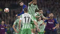 Gerard Pique saat melawan hadangan pemain Real Betis (JORGE GUERRERO / AFP)