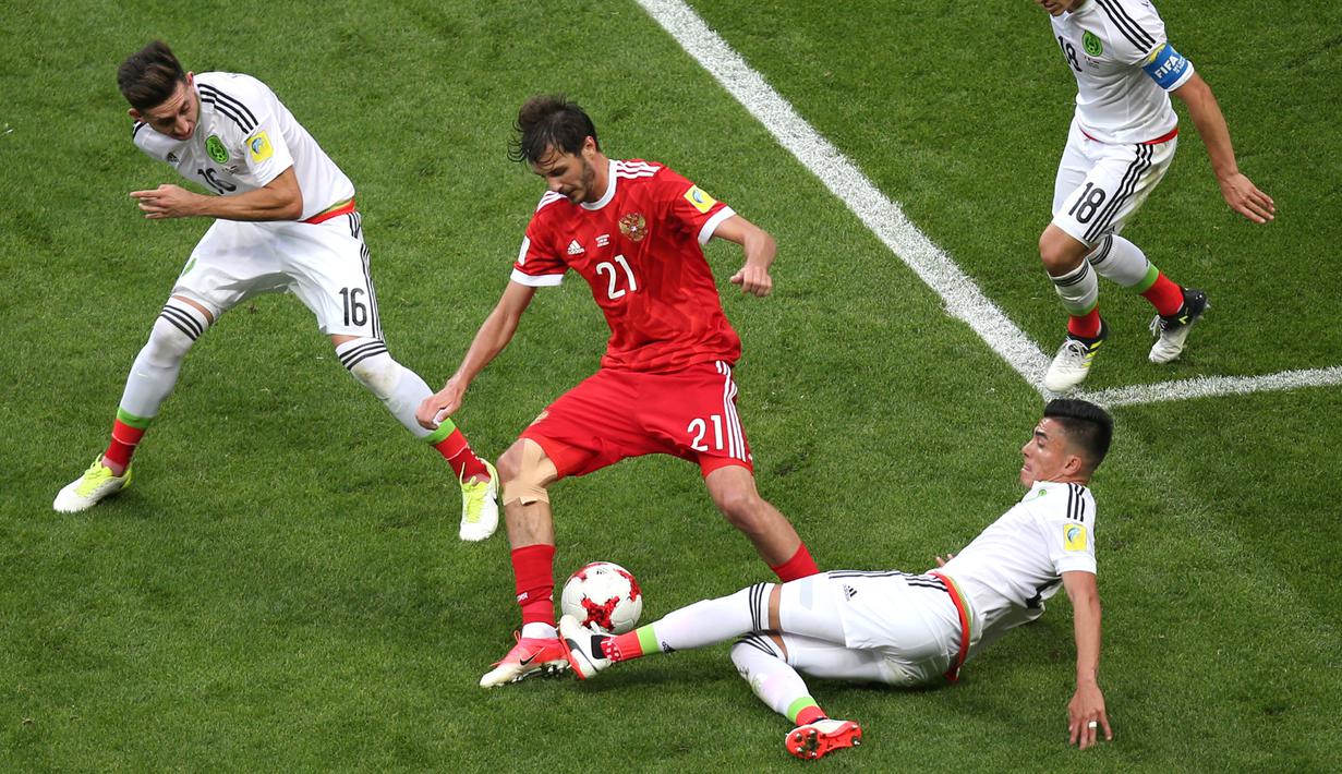 Pemain Meksiko Hector Herrera dan Diego Reyes, berusaha menghentikan gelandang Rusia, A Erokhin pada laga Grup A Piala Konfederasi 2017 di Kazan Arena, Kazan, Sabtu (24/6/2017). Rusia kalah 1-2 dari Meksiko. (AFP/Roman Kruchinin)