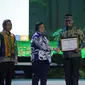 Kiri ke kanan: Wakil Menteri Lingkungan Hidup dan Kehutanan (LHK), Alue Dohong, Menteri LHK, Siti Nurbaya Bakar dan Presiden Direktur PT Kideco Jaya Agung, Muhammad Kurnia Ariawan, di acara malam Penganugerahan Festival LIKE 2, yang diselenggarakan oleh Kementerian (LHK), di Jakarta Convention Center, Jakarta.Pusat, Sabtu (8/8/2024). Pada acara tersebut, PT Kideco Jaya Agung (Kideco), anak perusahaan energi terintegrasi PT Indika Energy Tbk, menerima penghargaan sebagai pemegang Persetujuan Penggunaan Kawasan Hutan (PPKH), yang memiliki kepatuhan dalam pemenuhan kewajiban pembayaran Penerimaan Negara Bukan Pajak (PNBP) penggunaan kawasan hutan.