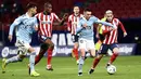 Penyerang Celta Vigo, Iago Aspas (kedua kanan) menggiring bola dari kawalan pemain Atletico Madrid pada pertandingan lanjutan La Liga Spanyol di stadion Wanda Metropolitano di Madrid, Spanyol, Selasa (9/2/2021). Atletico bermain imbang atas Celta Vigo 2-2. (AP Photo/Jose Breton)