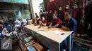 Petugas Imigrasi memberikan pernyataan saat gelar barang bukti penertiban dan pengamanan tahun baru 2017 di Direktorat Jenderal Imigrasi, Jakarta, Minggu (1/1). (Liputan6.com/Faizal Fanani)