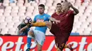 Pemain Napoli, Jorginho berebut bola dengan pemain AS Roma, Radja Nainggolan pada lanjutan Serie A Italia di San Paolo Stadium, Naples (15/10/2016). (REUTERS/Max Rossi)