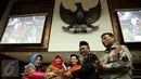 Ketua DPD terpilih Mohammad Saleh menerima palu pada sidang paripurna DPD luar biasa dalam rangka pelantikan dan sumpah jabatan Ketua DPD pengganti Irman Gusman, di Gedung Nusantara V Kompleks Parlemen, Jakarta, Rabu (12/10). (Liputan6.com/Johan Tallo)