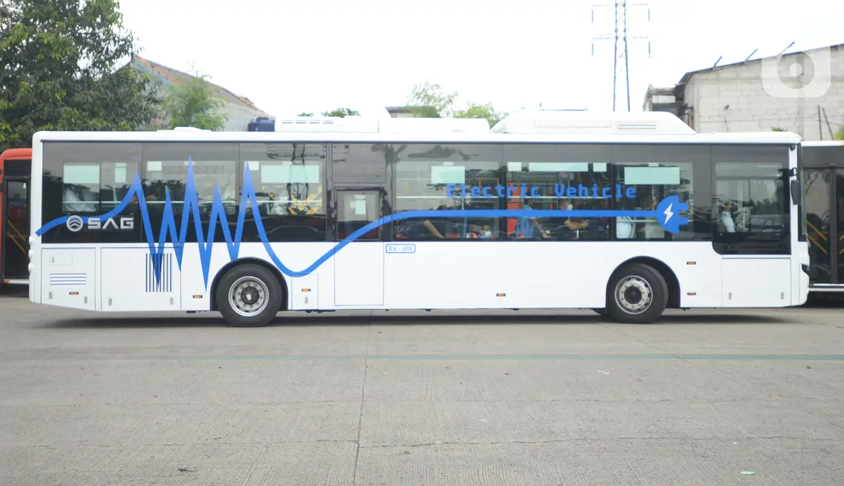 Bus listrik Transjakarta saat peluncuran uji coba bus tersebut di Pool Transjakarta, Terminal Kampung Rambutan, Jakarta, Rabu (8/6/2022). PT Transportasi Jakarta (Transjakarta) menargetkan 100 bus listrik bisa beroperasi di DKI Jakarta pada akhir 2022. (merdeka.com/Imam Buhori)