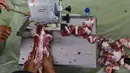 Petugas memotong daging sapi kurban di Masjid Sunda Kelapa, Jakarta, Rabu (27/5/2026). (merdeka.com/Arie Basuki)