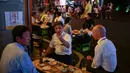 Orang-orang berkumpul di "izakaya", sebuah bar tradisional Jepang, pada malam hari di Tokyo, 4 September 2020. Interior tempat ini biasanya dari kayu, yang semakin menambah kesan tradisional. (Photo by Charly TRIBALLEAU / AFP)