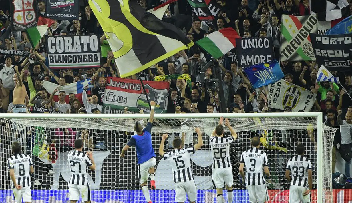 Ritual mengapresiasi dukungan fans menjadi hal yang tak terlepaskan dalam laga Juventus (OLIVIER MORIN / AFP )