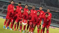 Starting XI Timnas Indonesia U-19 berfoto bersama jelang menghadapi Filipina U-19 pada laga Grup A Piala AFF U-19 2024 di Stadion Gelora Bung Tomo, Surabaya, Rabu (17/7/2024). (Dok. PSSI)